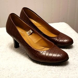 Merona faux crocodile dark brown pumps, 5.5